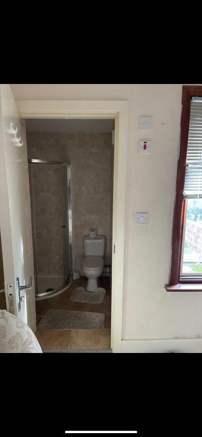Beautiful Studio Flat Enfield Bagian luar foto